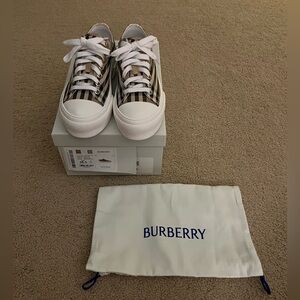 Brand new Burberry Women’s Low top sneakers